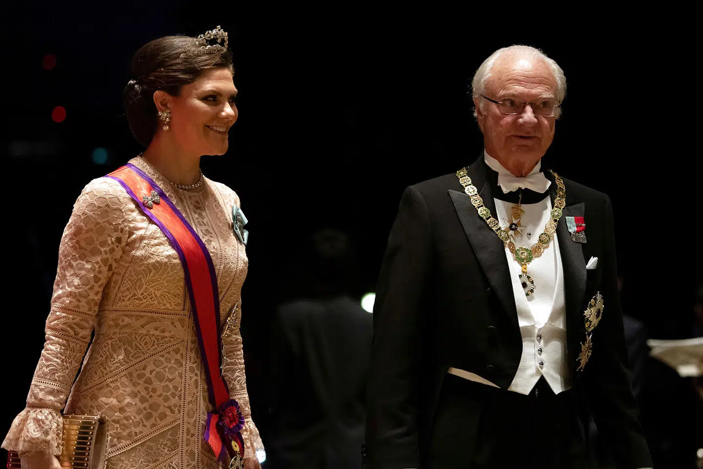 Fra Sverige havde man valgt at sende den svenske konge Carl Gustaf og hans datter, kronprinsesse Victoria.