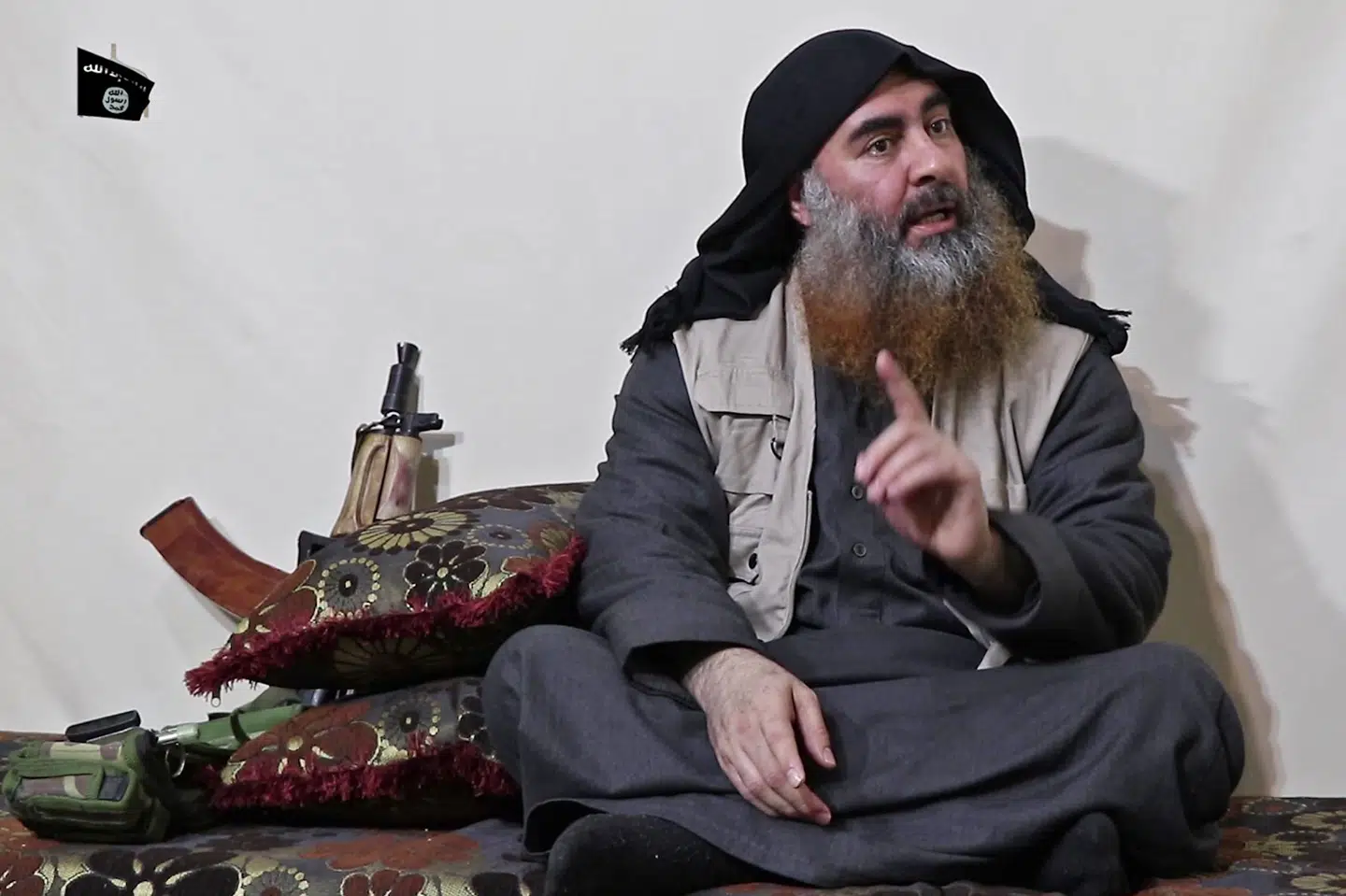 Dette billede er fra en video udsendt af Islamisk Stat i april, som menes at vise IS-leder Abu Bakr al-Baghdadi. Det var første gang i fem år, at offentligheden så IS-lederen. Det vides ikke, hvornår videoen er optaget. -/Ritzau Scanpix