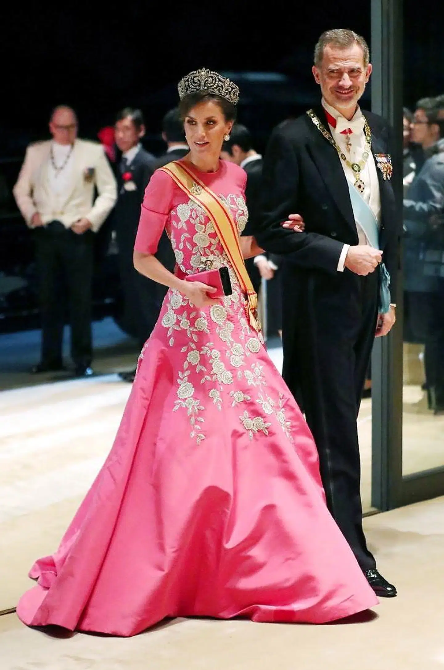 Spanien havde valgt at sende både Kong Felipe og Dronning Letizia til Japan. Her ses de om torsdagen,hvor de ankommer til en gallamiddag i anledning af tronskifteceremonien.