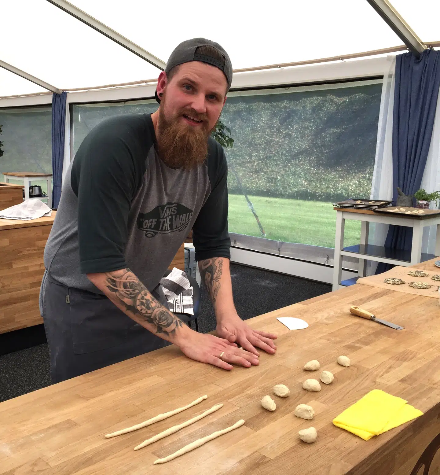 Fillip Katballe laver en brødkurv af brød.