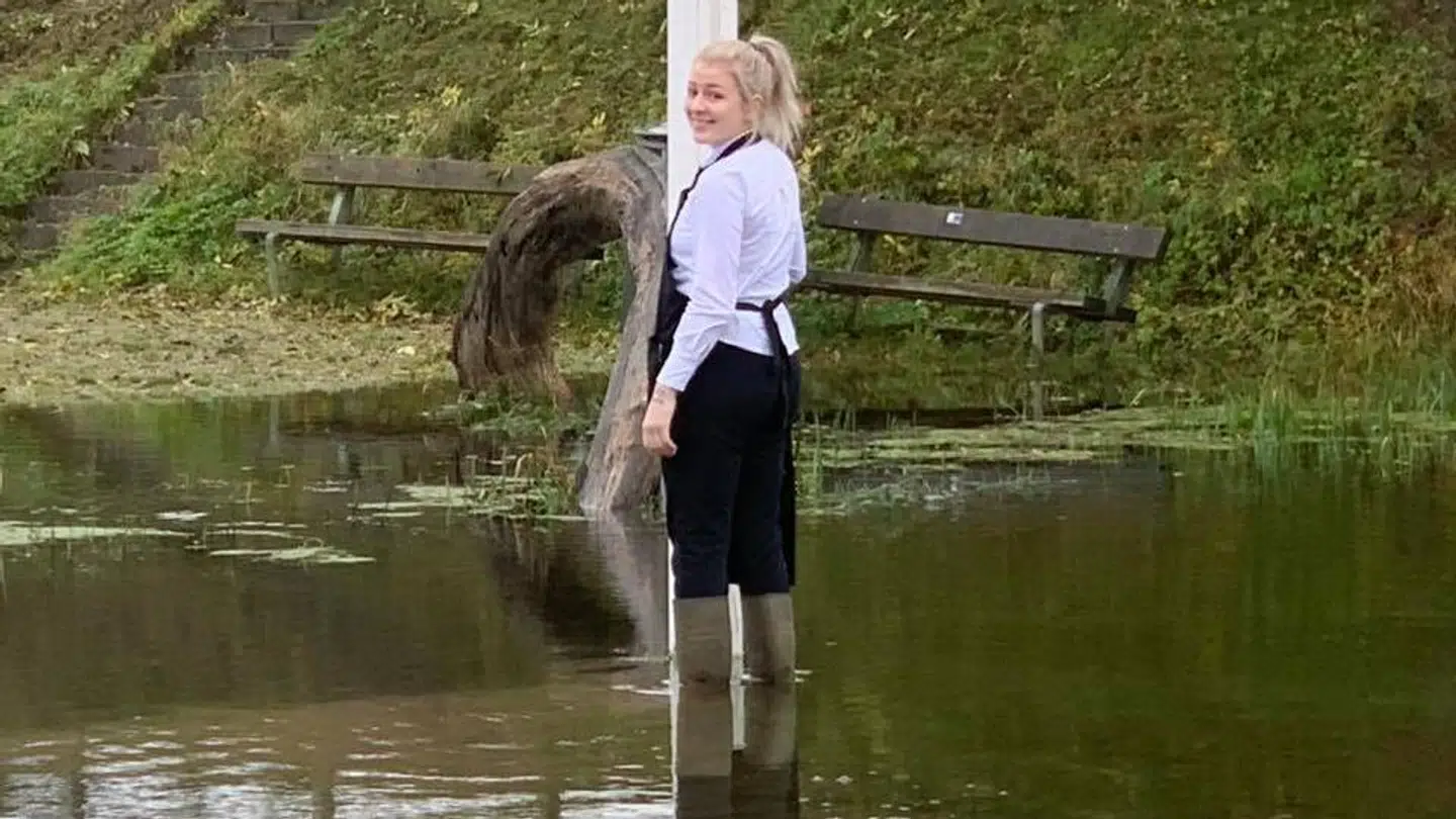 Svostrup Kros have er oversvømmet, så når flaget skal hejses og tages ned foregår det i øjeblikket i gummistøvler.