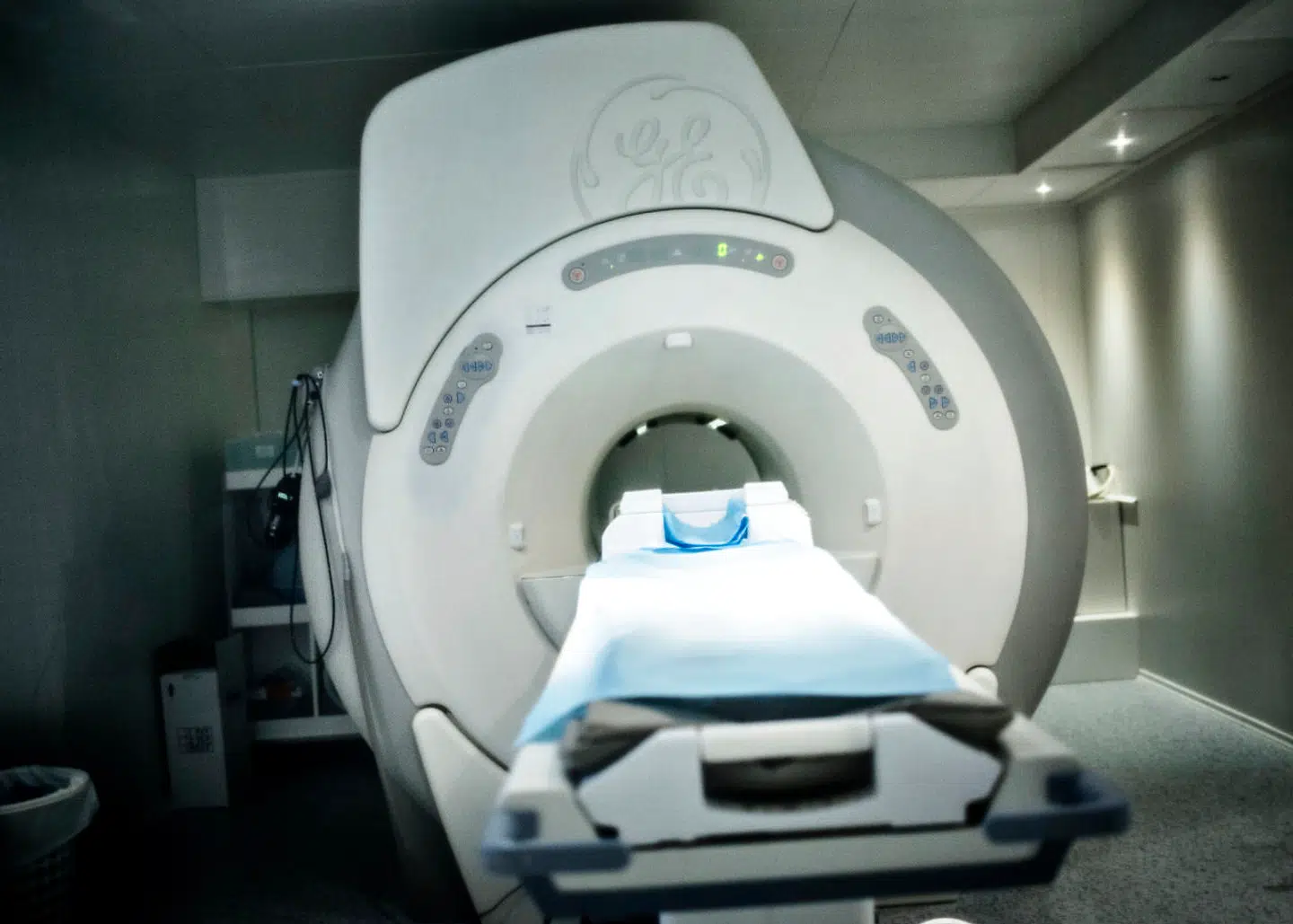 MR-scannere har et meget kraftigt magnetfelt.