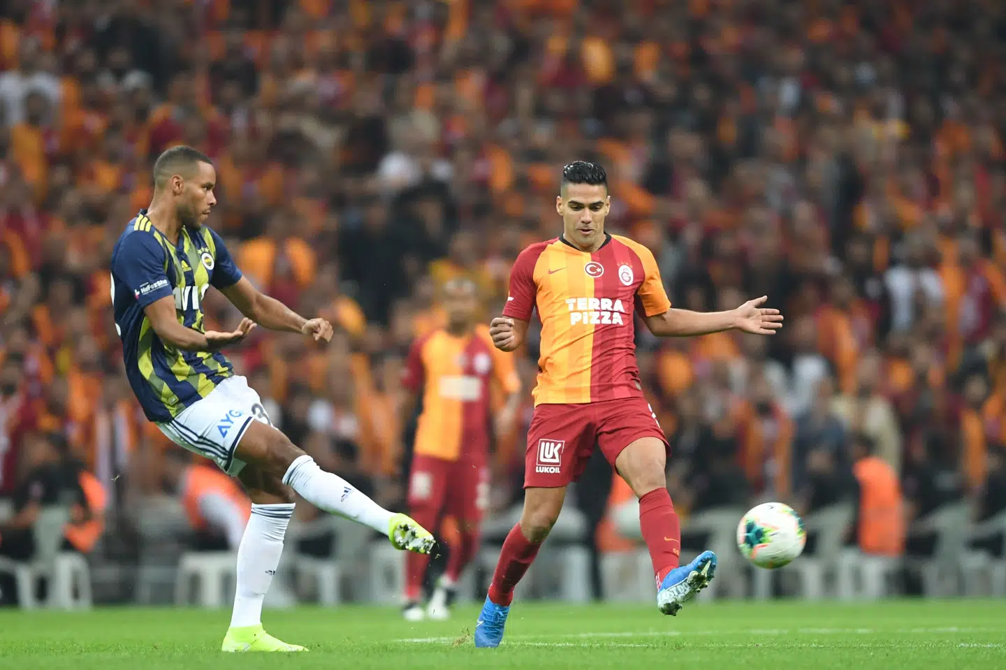 Mathias Jørgensen, her i kamp for Fenerbahce, bar under opvarmning en trøje med ordene Vatan Size Minnettar, der kan oversættes til fædrelandet/hjemlandet er jer taknemmelig. Ozan Kose/Ritzau Scanpix