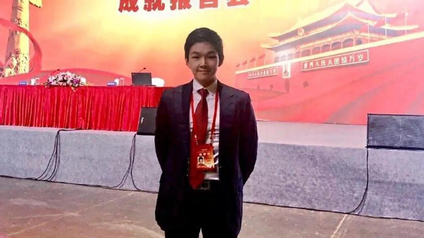 24-årige Eric Tse lever ifølge CNN et jetsetliv, hvor han rejser verden rundt, fester med modeller og internationale superstjerner og mødes med royale og politiske ledere. (Foto: Weibo)