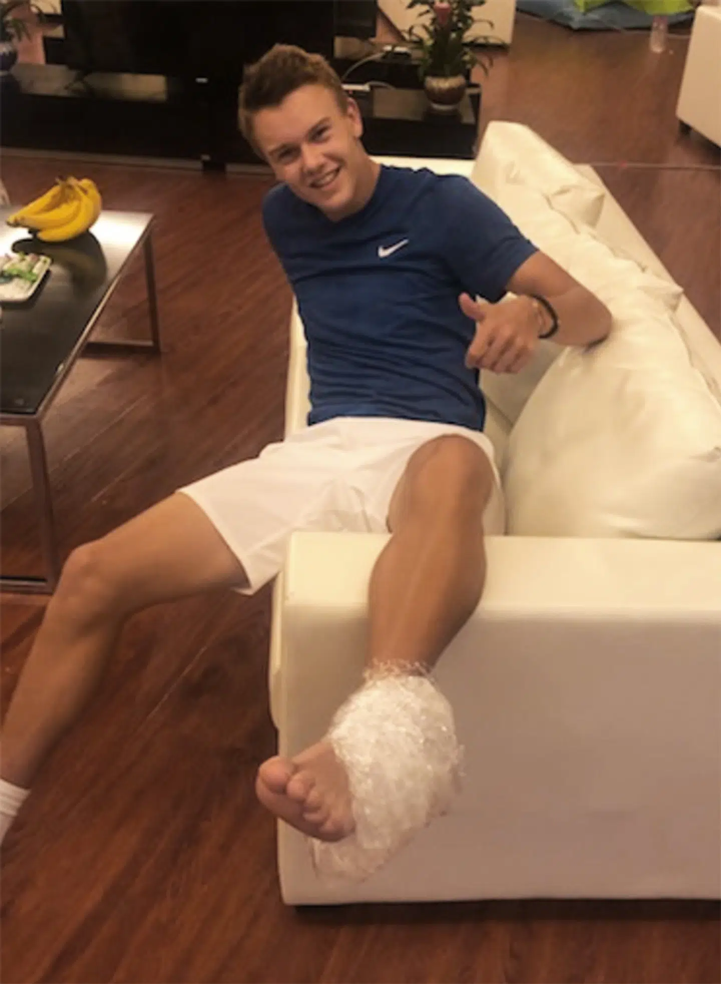 Straks efter Holger Rune havde spillet sin sidste kamp i gruppespillet ved ITF World Tennis Tour Junior Finals i Kina fik han sin skadede ankel kølet ned med is. Privatfoto