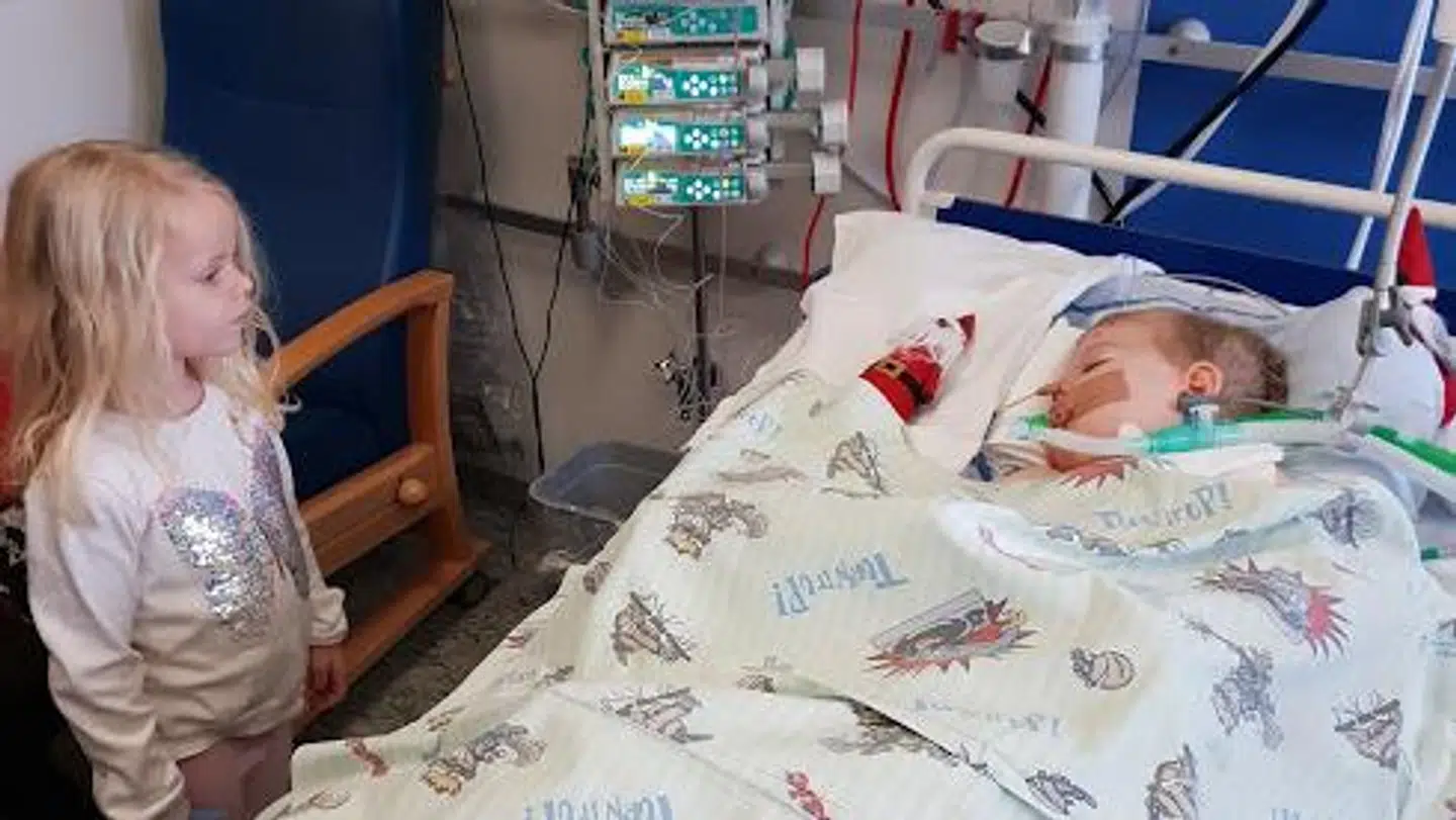 Storesøster Kirsten ser til sin lillebror på hospitalet, efter han var blevet indlagt på hospitalet. Foto: Privat.