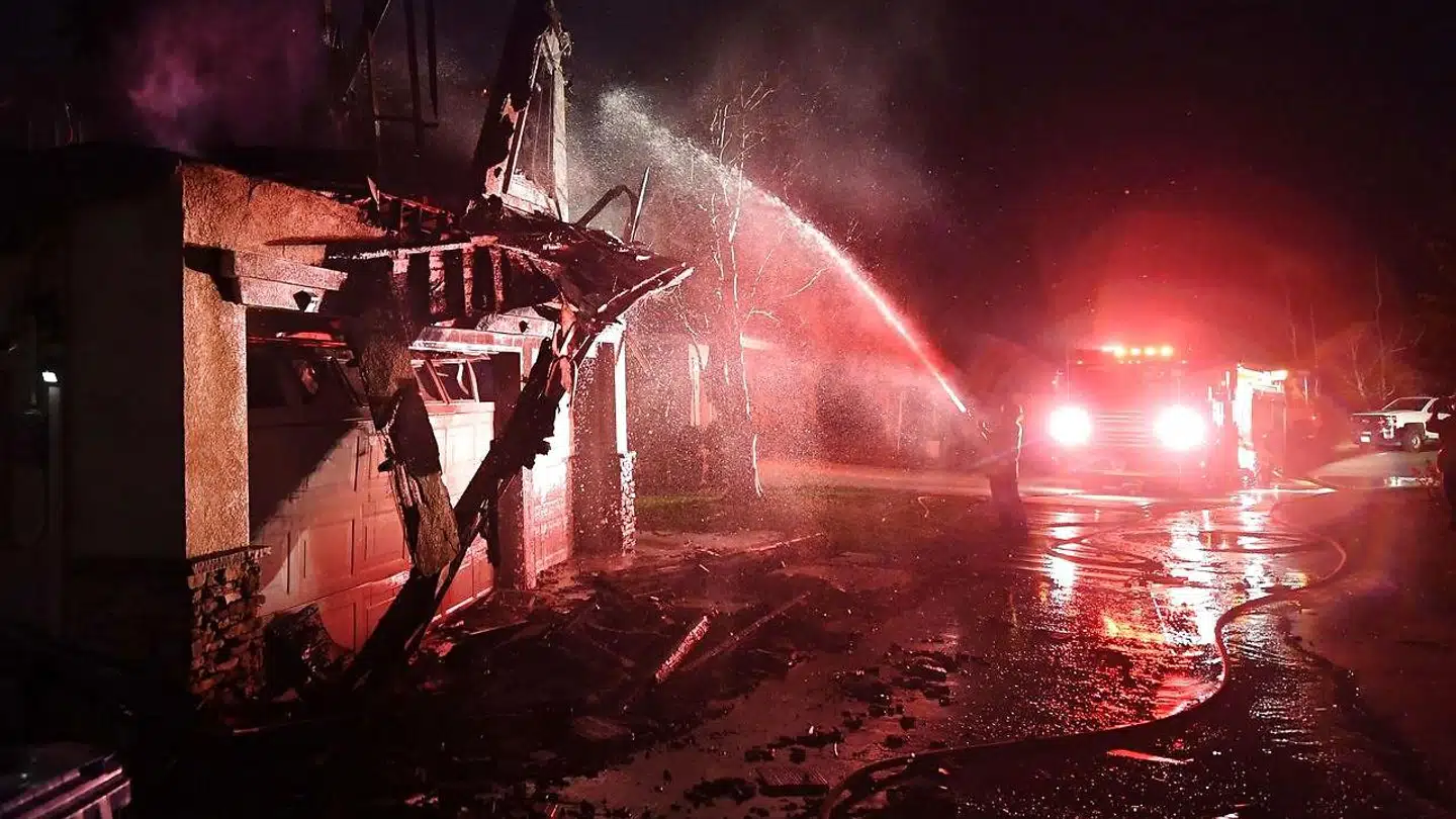 Et udbrændt hus i forbindelse med branden i det nordlige Los Angeles.