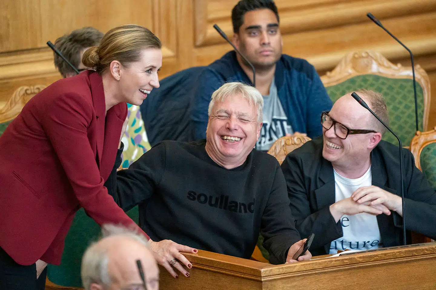 Statsminister Mette Frederiksen fra Socialdemokratiet taler med Uffe Elbæk og Rasmus Nordqvist fra Alternativet ved Folketingets åbningsdebat.