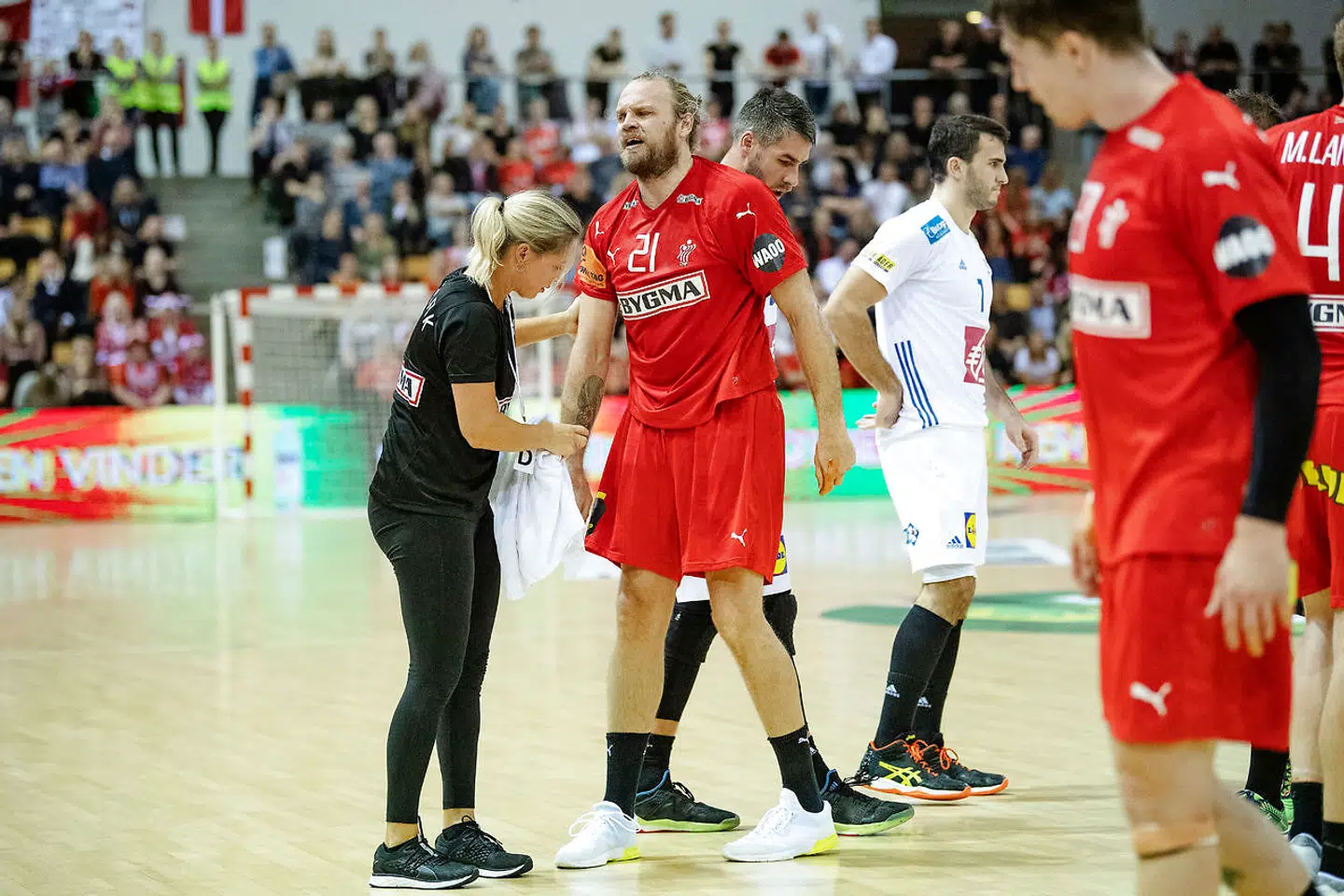 Danmarks Henrik Møllgaard Jensen (21) ømmer sig efter et sammenstød med en af de franske spillere under herrehåndboldkampen i Golden League mellem Danmark og Frankrig i Ceres Arena torsdag den 24. oktober 2019.