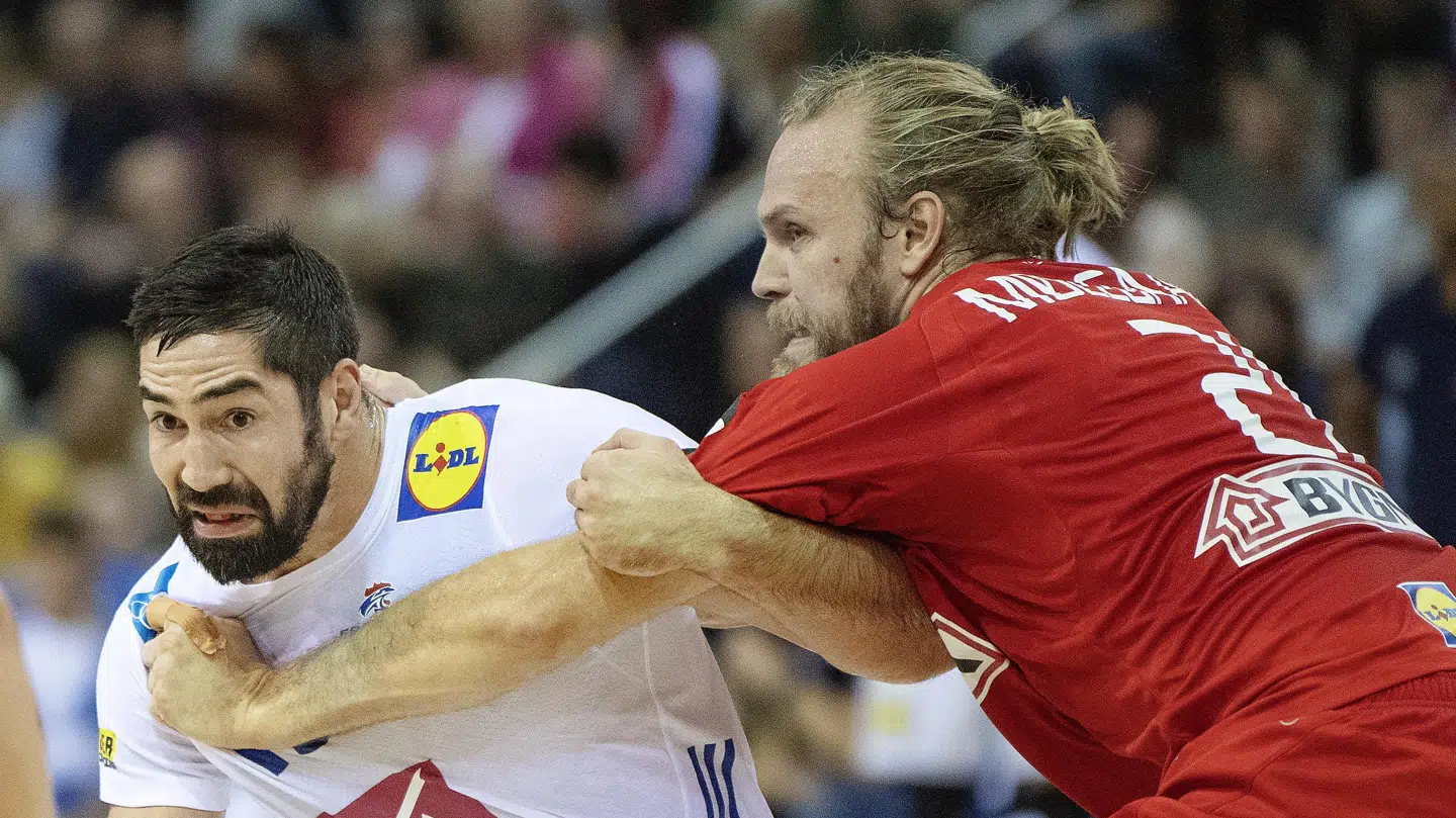 Henrik Møllgaard, til højre, i duel med Frankrigs stjernespiller Nikola Karabatic.