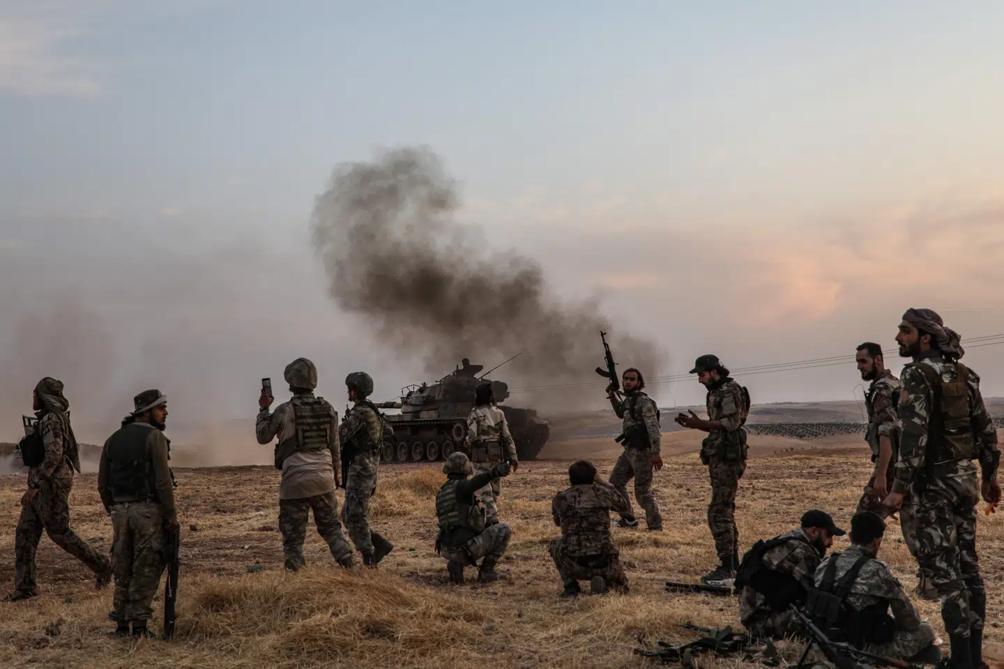 Tyrkiske soldater og tyrkisk-støttede syriske militsfolk nær den tyrkisk-syriske grænseby Manbij. Tyrkiet siger, at det vil sende en del syriske flygtninge tilbage til området, hvor der er ved at blive etableret en sikkerhedszone. Amnesty siger, at Tyrkiet allered tvinger syriske flygtninge tilbage til krigszone. Zein Al Rifai/Ritzau Scanpix