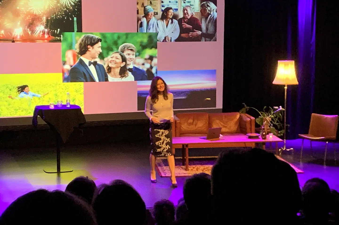 Alexandra var glad og sjov på scenen i Bremen, hvor 400 mennesker var mødt op for at høre hendes foredrag.