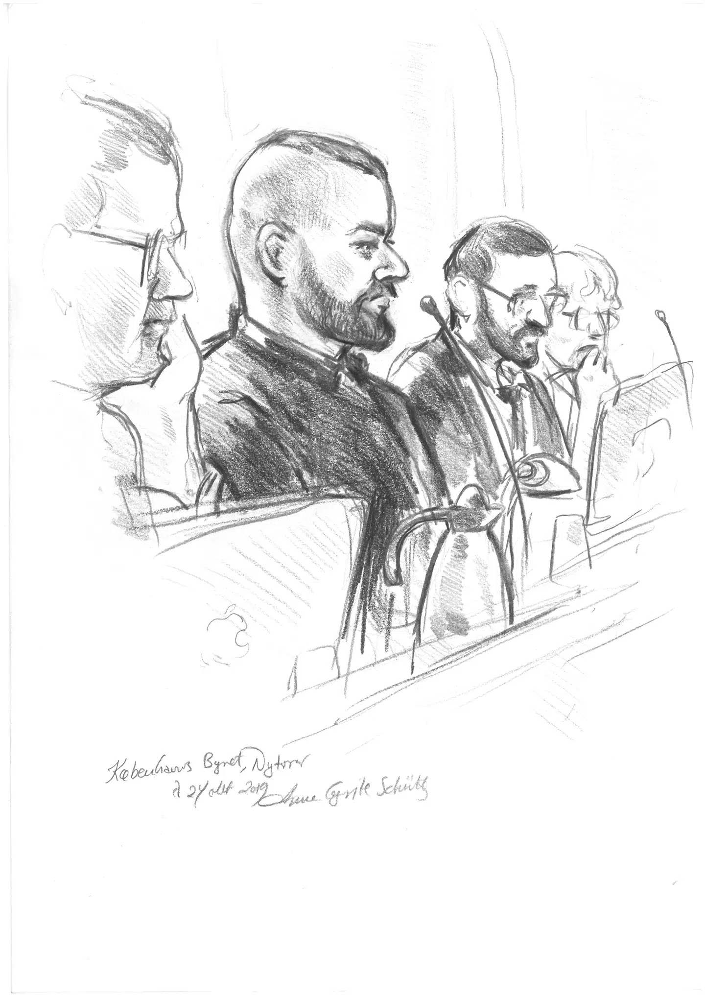 Britta Nielsen yderst til højre. Hendes advokat, Nima Nabipour, sidder ved siden af. Til venstre i billedet ser man sønnen med skæg og hans advokat.