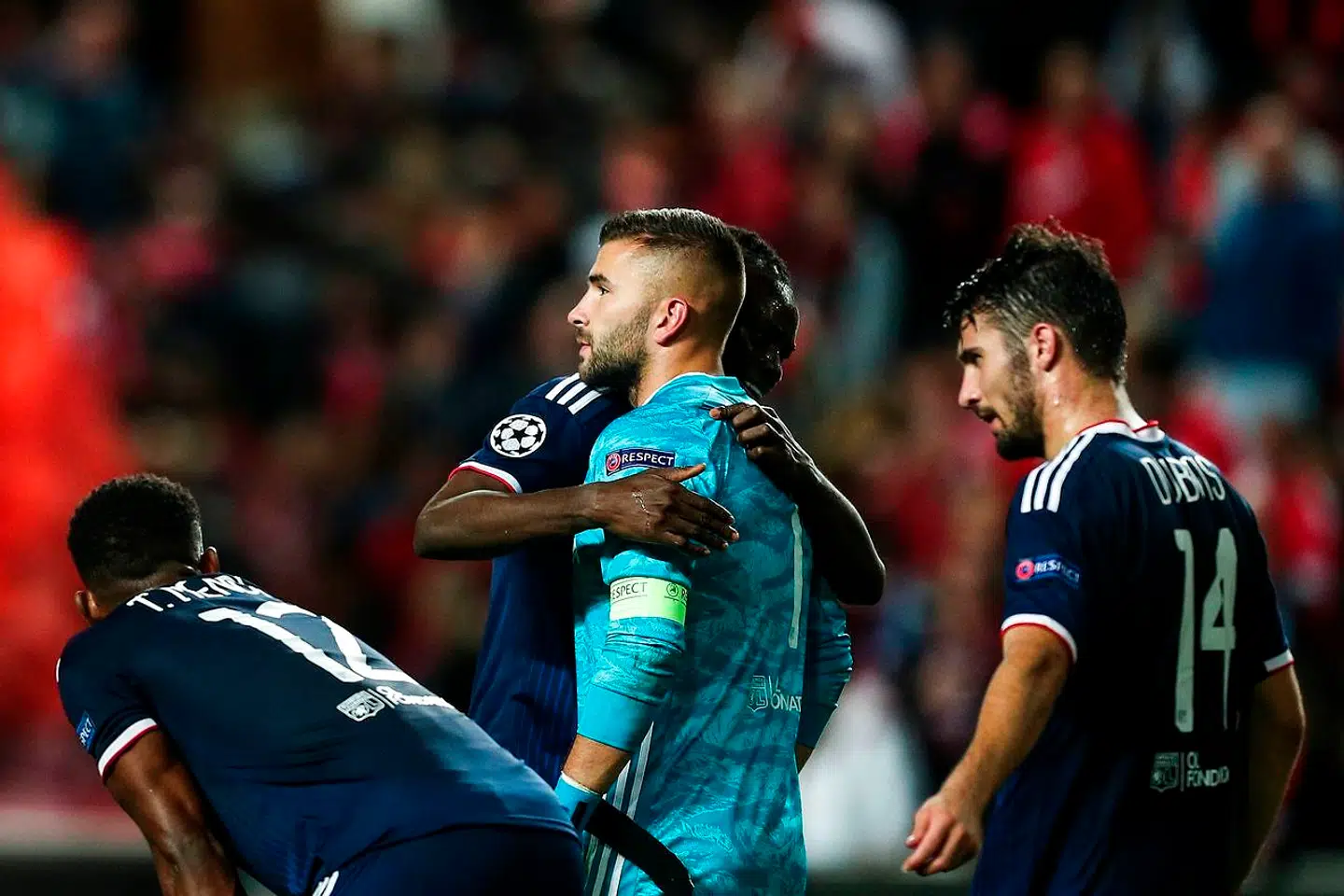 Målmand Anthony Lopes bliver trøstet af sine holdkammerater, efter han har været skyld i et stort drop.