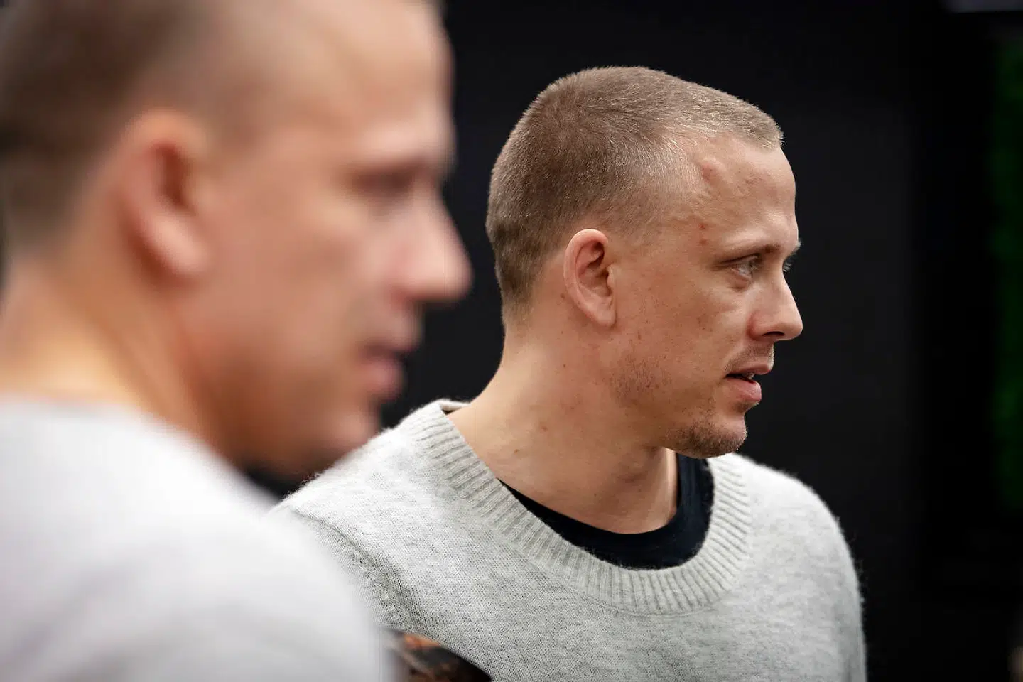 Håndboldlandsholdsspilleren Morten Olsen i samtale med B.T.s udsendte ved mandagens pressemøde i Aarhus.