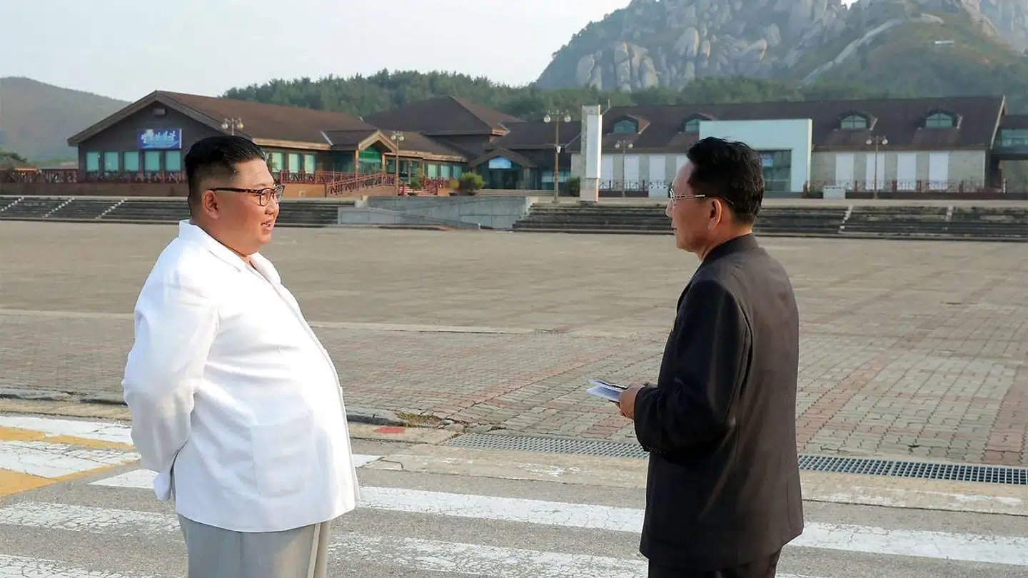 Her ses Kim Jong-un under sit besøg i turistområdet ved Mount Kumgang. Det var her, at hans kone dukkede op for første gang i fire måneder.