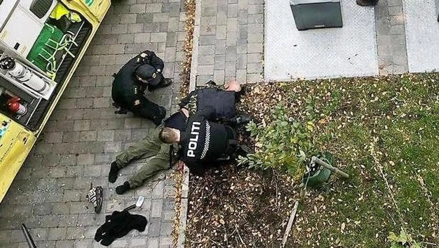 Her ses den 32-årige mand blive anholdt efter jagten i Oslo.