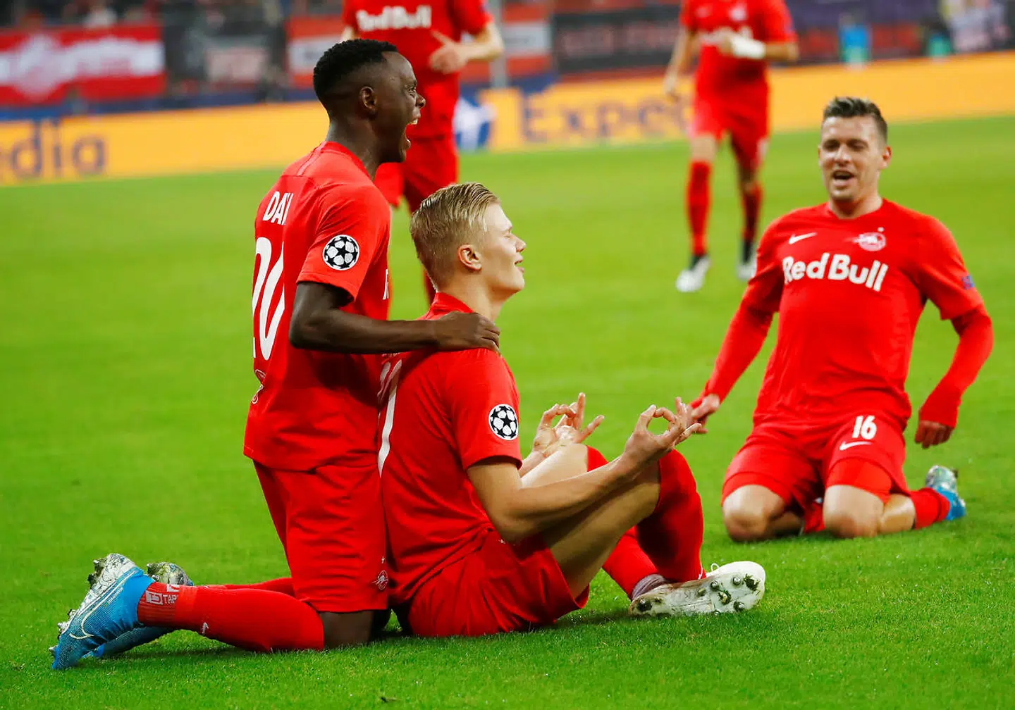 Erling Braut Håland fejrede sin første scoring onsdag aften med lidt meditation på banen.