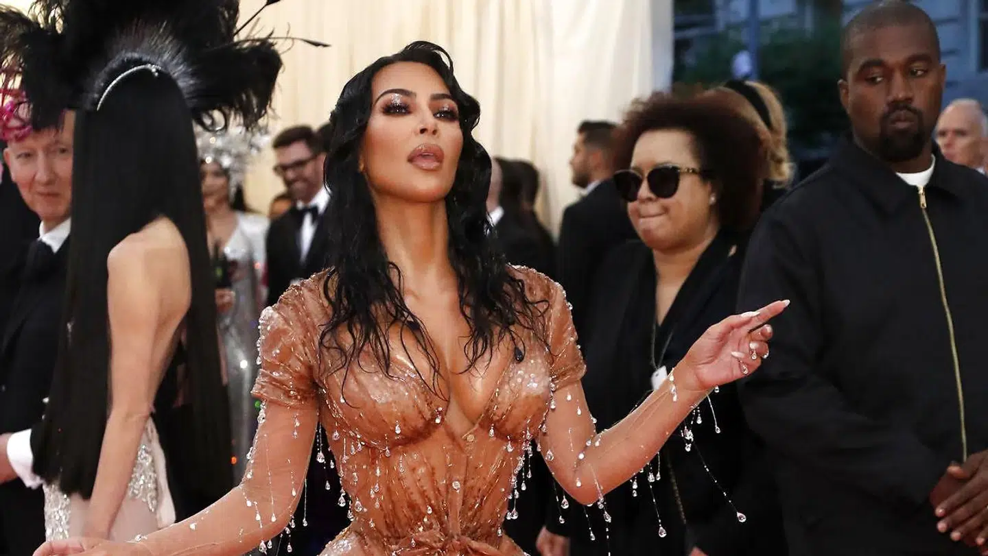 Her er den omdiskuterede kjole under Met-gallaen. Kanye ser ikke just imponeret ud i baggrunden.