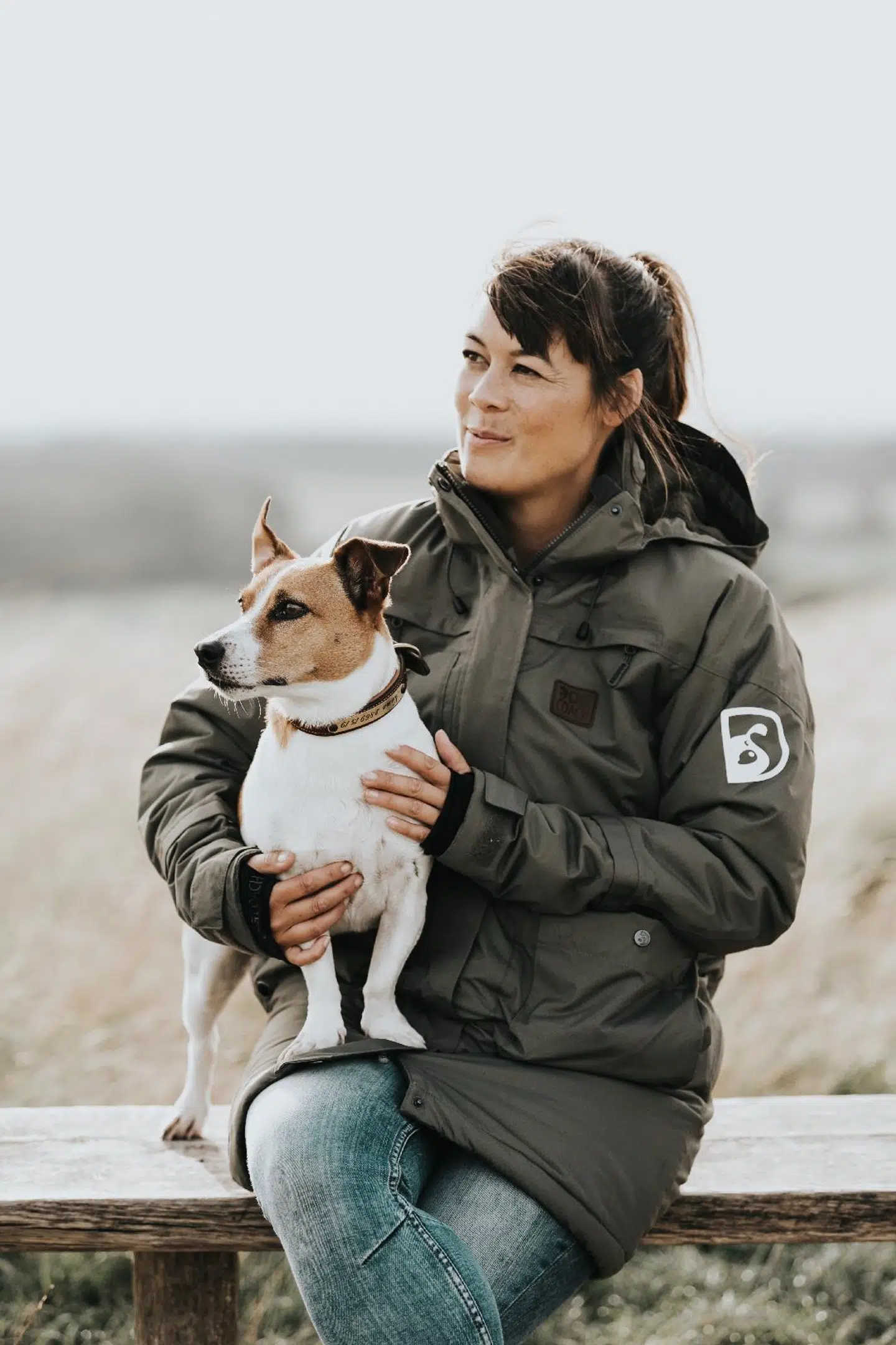 Linn Radsted iklædt hjemmelavet hundeluftefrakke magen til dem, hun nu har sendt til Barack og Michelle Obama.