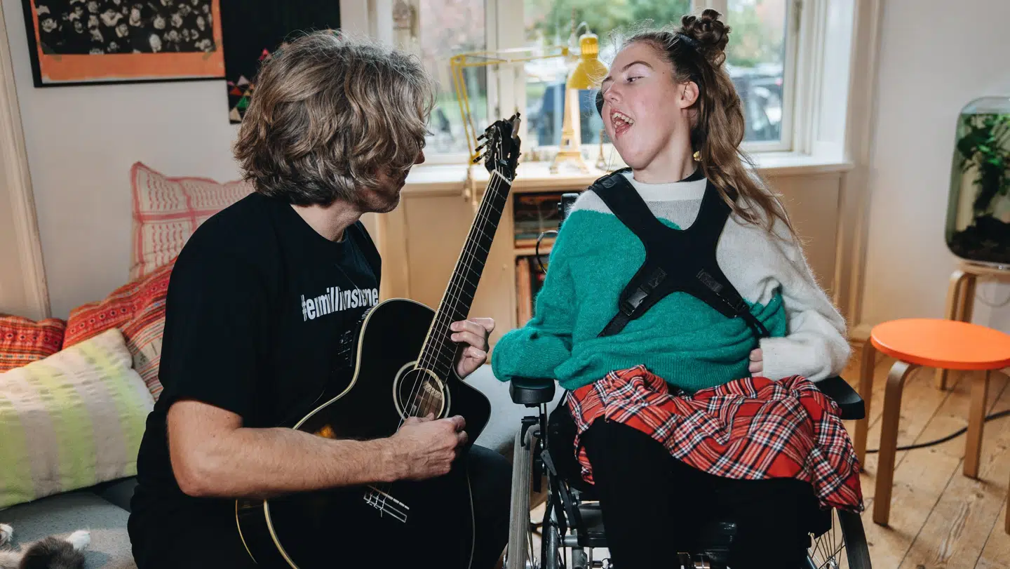 Emily elsker at høre musik. Her er det hendes far, der spiller. Foto: Byrd/Kasper Løjtved.