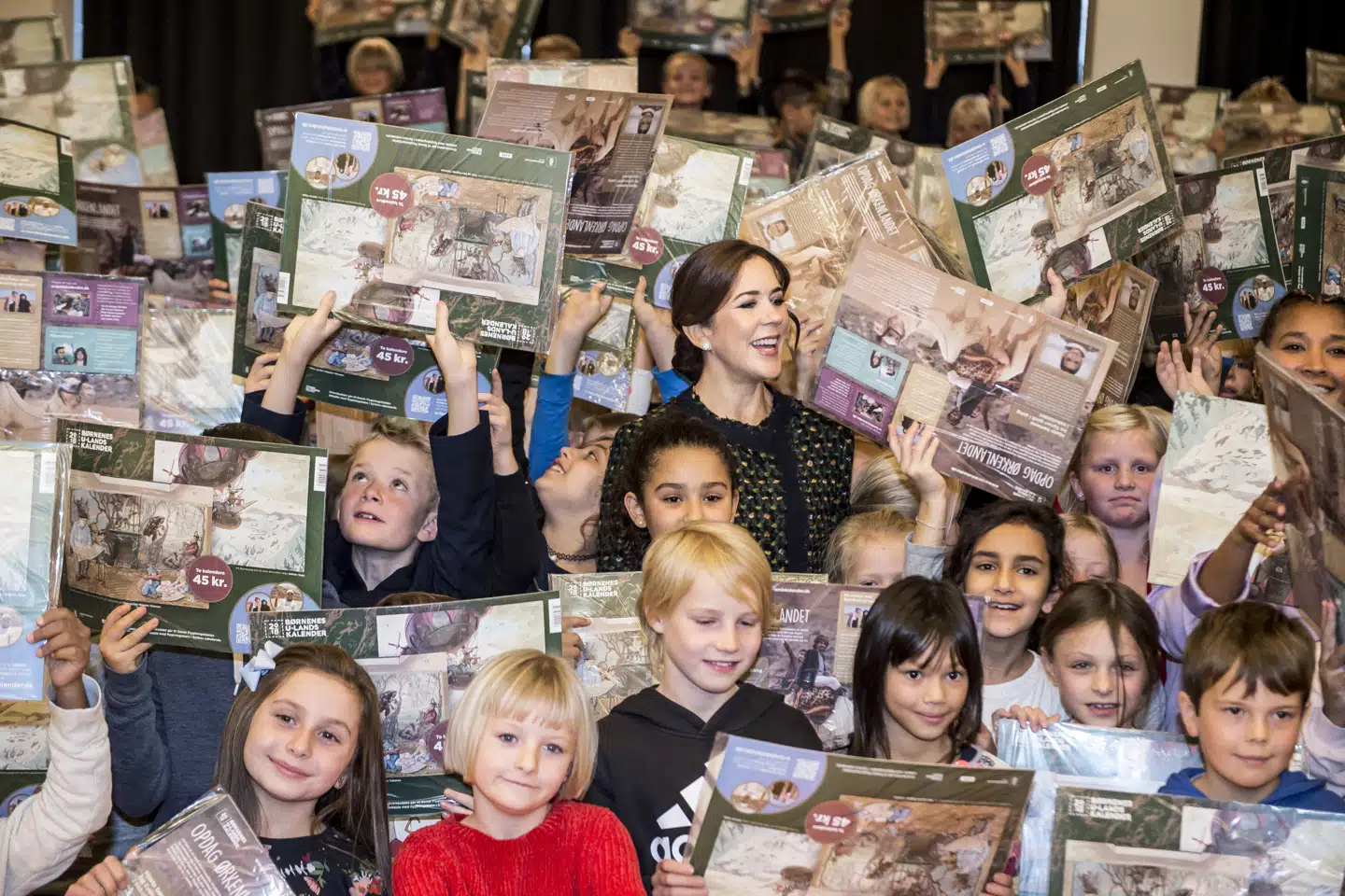 Kronprinsesse Mary deltog i lanceringen af Børnenes U-landskalender på Utterslev Skole i København sidste år (på billedet). I år præsenteres kalenderen på fire skoler i Danmark, hvor tv-værten Bubber og musikeren Shaka Loveless spiller og underholder. Onsdag foregår det første arrangement i Aalborg. (Arkivfoto) Mads Claus Rasmussen/Ritzau Scanpix