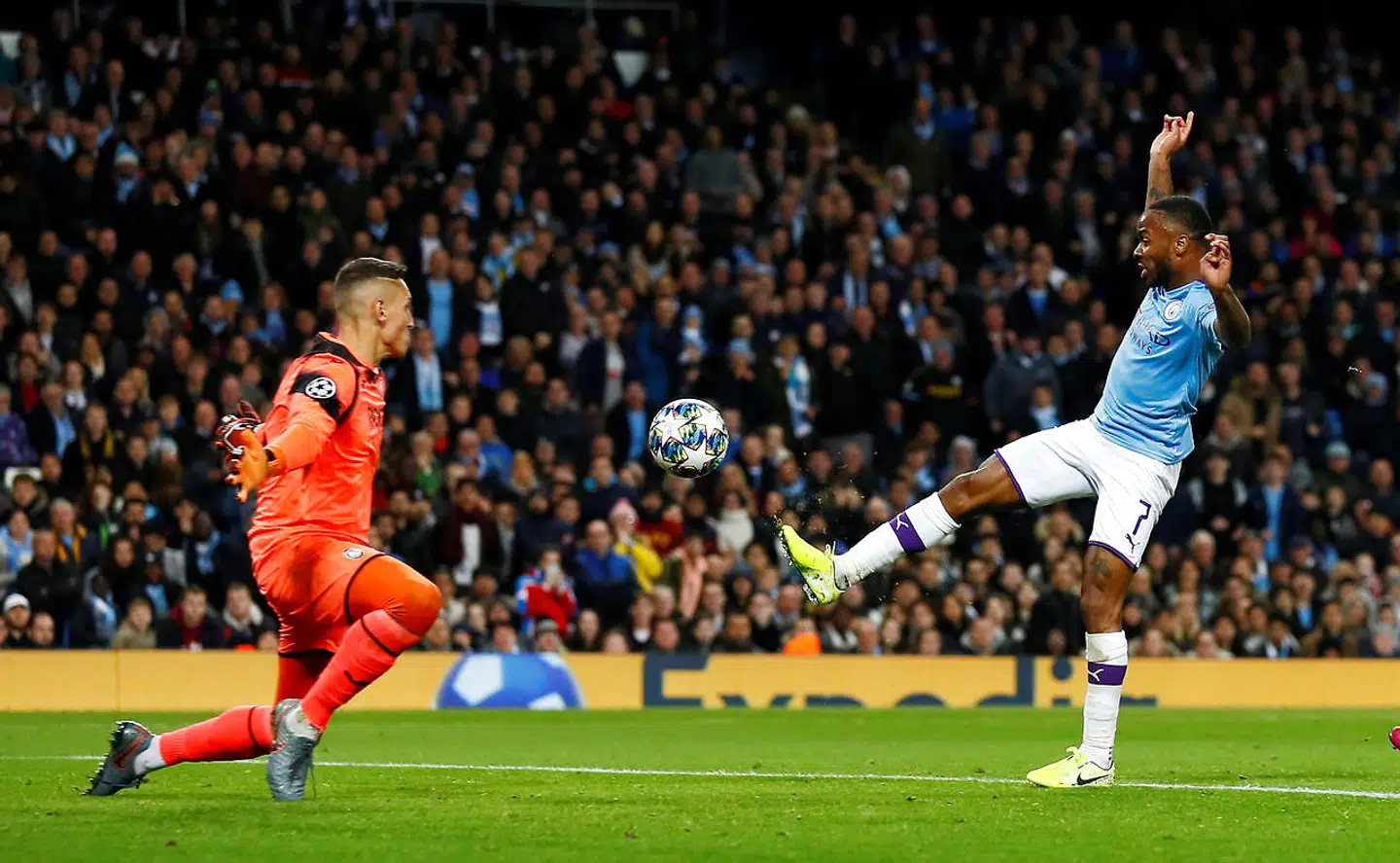 Her prikker Raheem Sterling sin tredje og sidste scoring ind tirsdag aften.