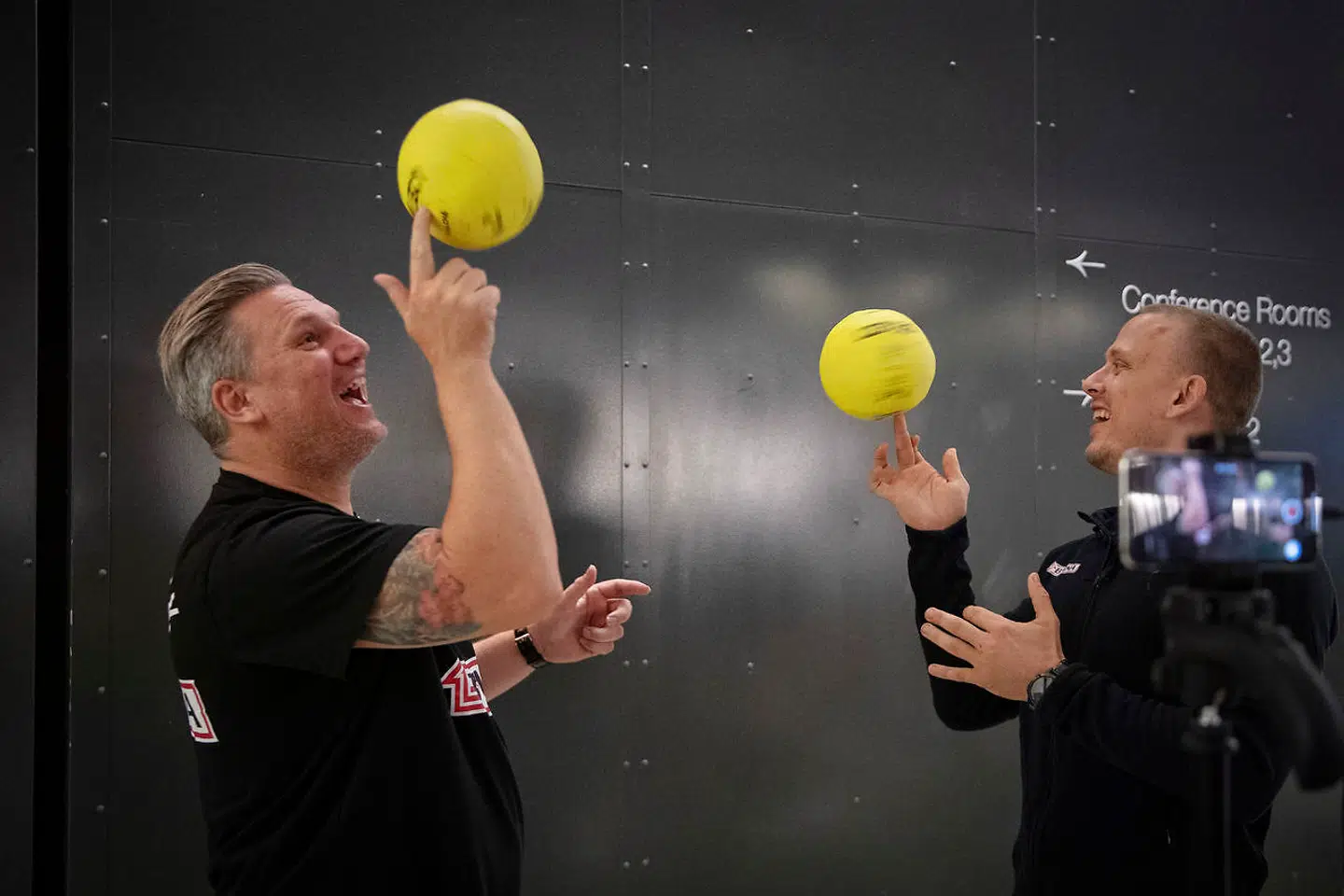 Håndboldlandsholdets cheftræner Nikolaj Jacobsen, til venstre, og Morten Olsen i duel med bløde bolde under et pressemøde mandag 21. oktober på hotellet Scandic Aarhus City.