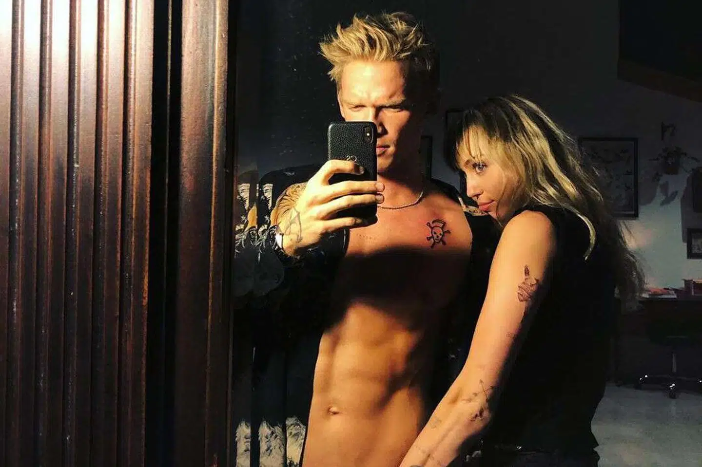 Cody Simpson tager en selfie sammen med Miley Cyrus.