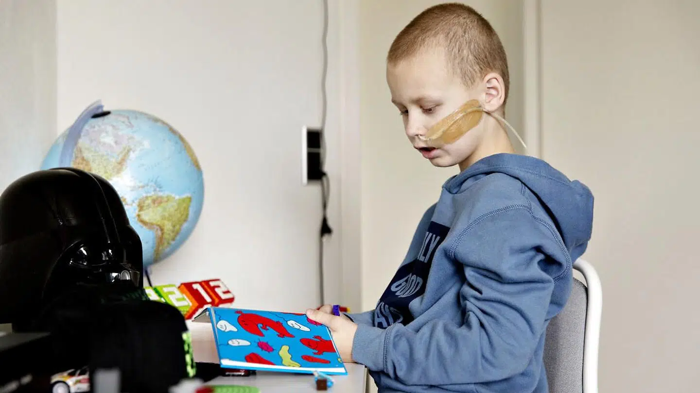 7-årige Magnus Funder Nielsen læser en bog om Kemo Manden Kasper.