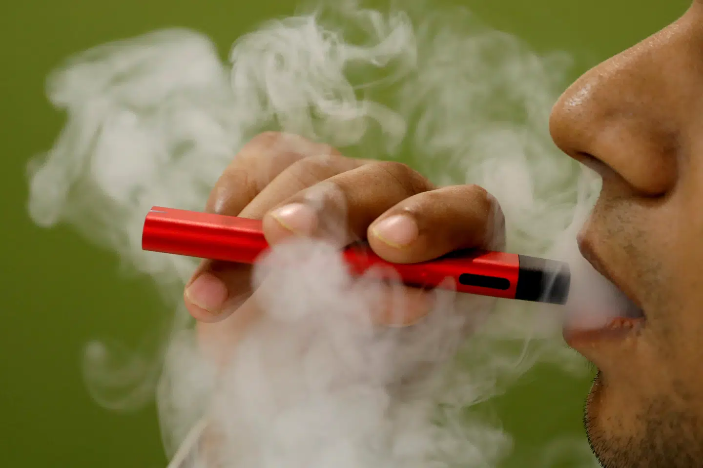 Britisk studie finder, at e-cigaretter kan have hjulpet en masse mennesker med rygestop. Endnu er mange spørgsmål dog ubesvarede om de potentielle sundhedsrisici ved at dampe. Adnan Abidi/Reuters