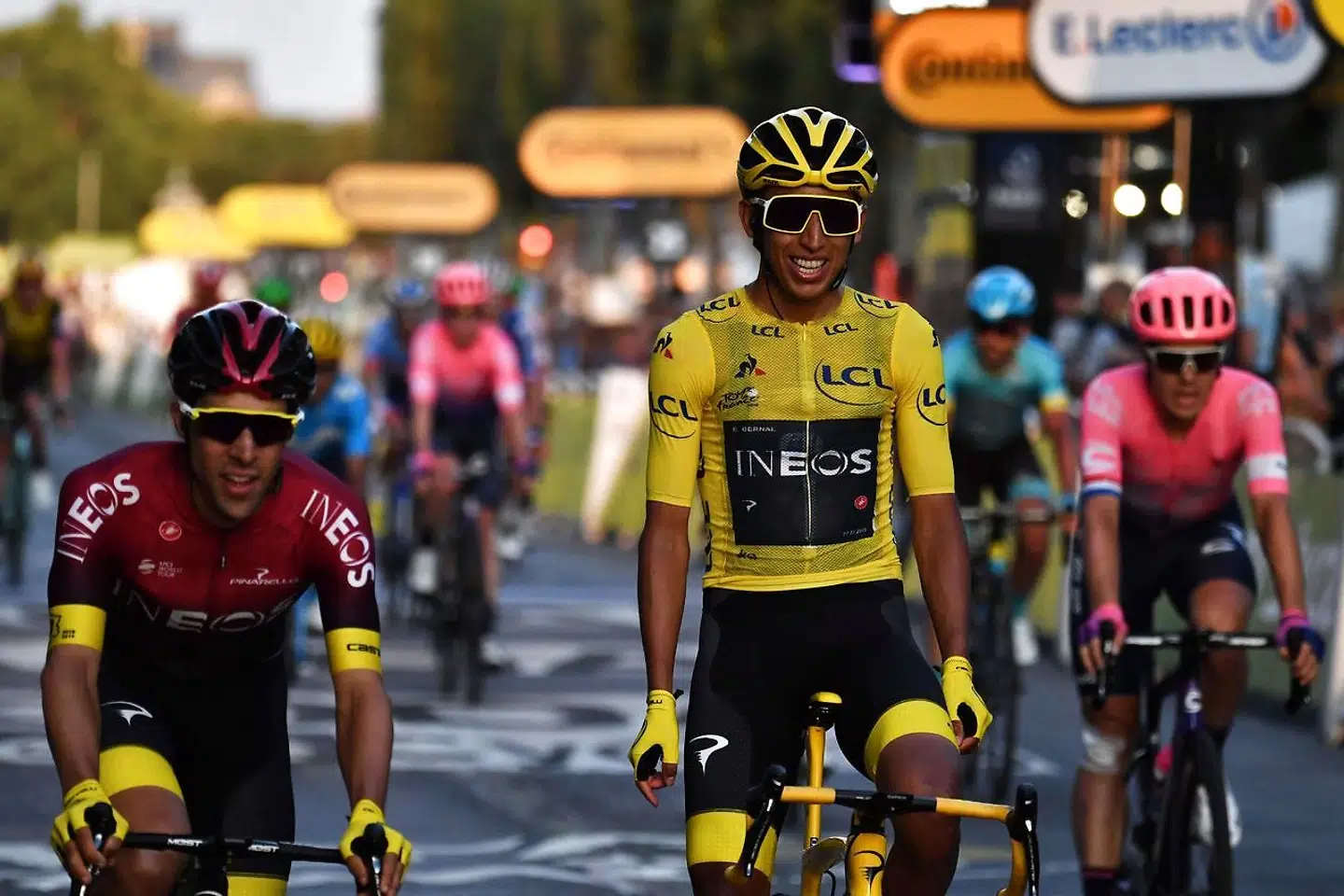 Egan Bernal krydser målstregen på Champs-Élysées i Paris - Han har vundet Tour de France for første gang i karrieren.