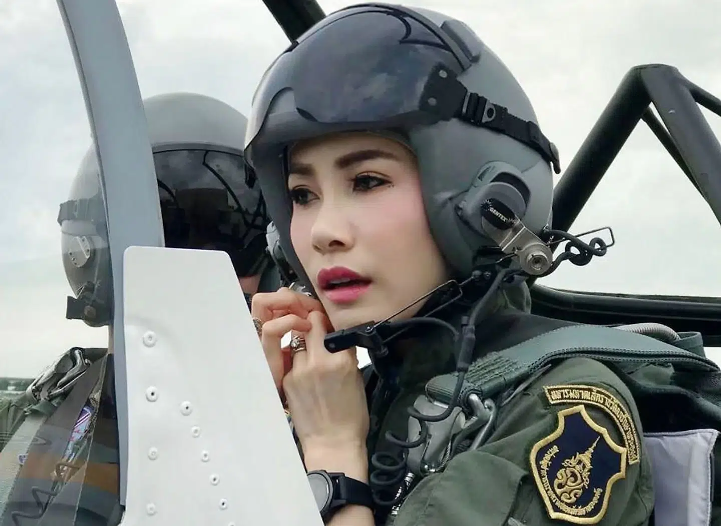 Sineenat Wongvajirapakdi er den første i hundrede år, der får titlen Chao Khun Phra. Hun er uddannet pilot, militærsygeplejerske og bodyguard.