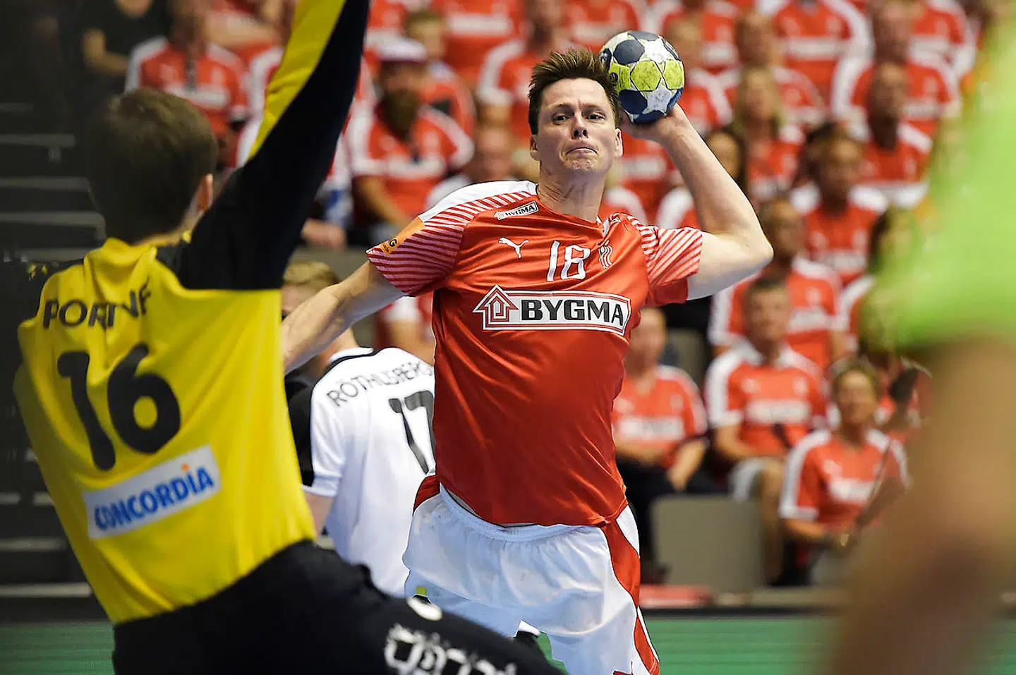 Hans Lindberg i aktion på Danmarks herrelandshold i håndbold i en kamp mod Schweiz sidste år.