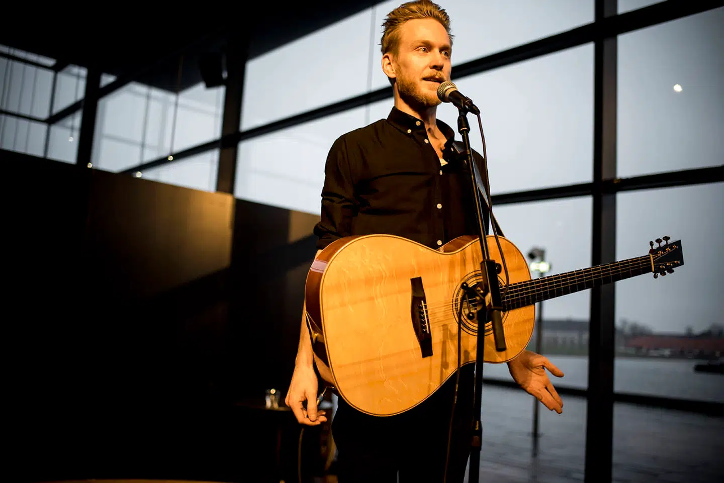 Ud over sit virke som tv-vært har Huxi Bach også underholdt en del med sjove anekdoter og sin guitar.