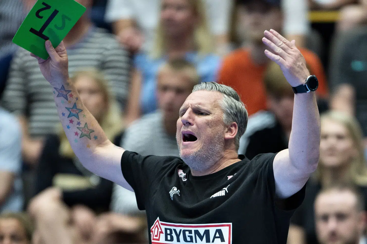 Herrehåndboldlandsholdets træner Nikolaj Jacobsen i aktion på sidelinien i en kamp tidligere i år mod Førøerne.