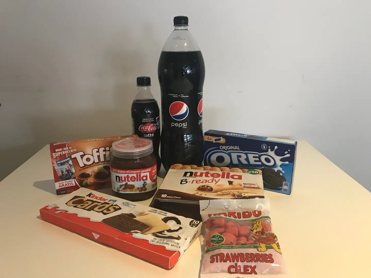 Udpluk af varer uden lovpligtig dansk mærkning, som B.T. for nylig har købt i NamNam Slik på Frederikssundsvej i udkanten af Nørrebro.