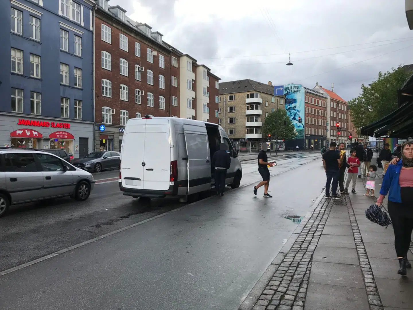 Direktøren for og ejeren af slikbutikken NamNam Slik på Frederikssundsvej, Nazer Nour, bærer den 8. august i år varer ind i sin forretning i udkanten af Nørrebro. I hånden har han et parti med Nutella-glas fra varebilen med svensk nummerplade. B.T. har efterfølgende købt Nutella-glas i hans butik. Nutellaen var i strid med fødevarelovgivningen mærket på tysk.