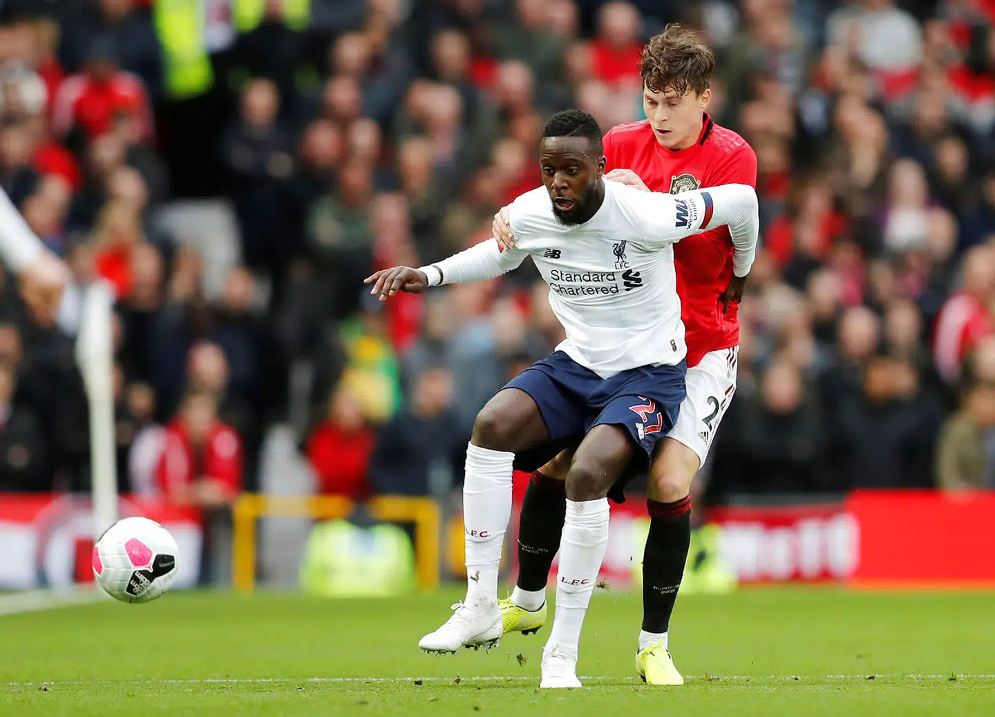 Det er denne duel, som blev set igennem af Martin Atkinson ved hjælp af VAR.