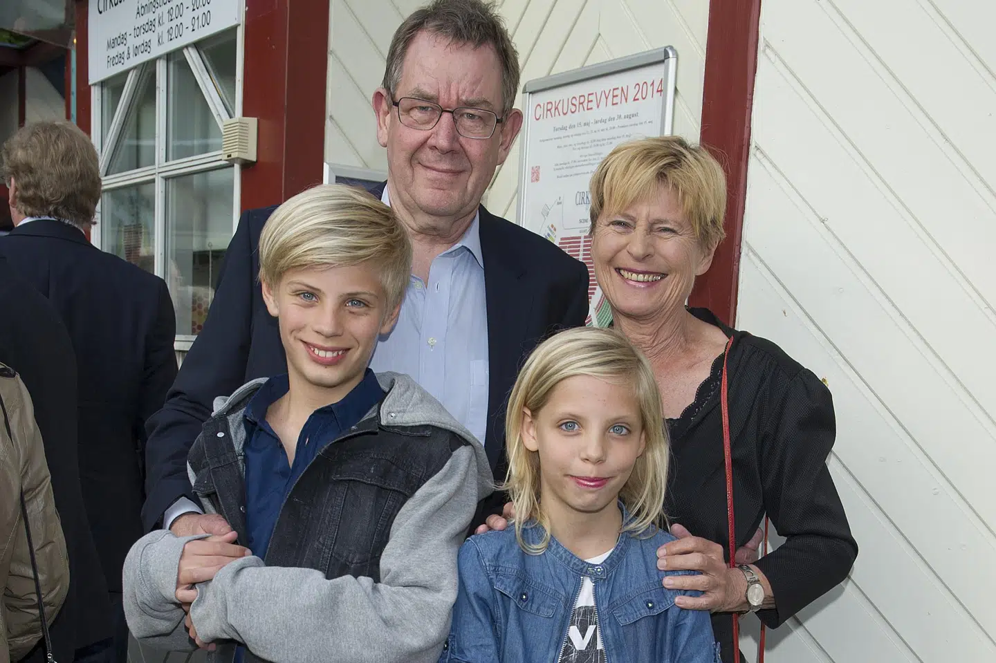 Arkivfoto af Lone Dybkjær med sin mand og børnebørnene Lukas og Nikoline. Det er for deres skyld, at hun i flere år har holdt det hemmeligt, at lægerne ikke længere kan behandle hende.