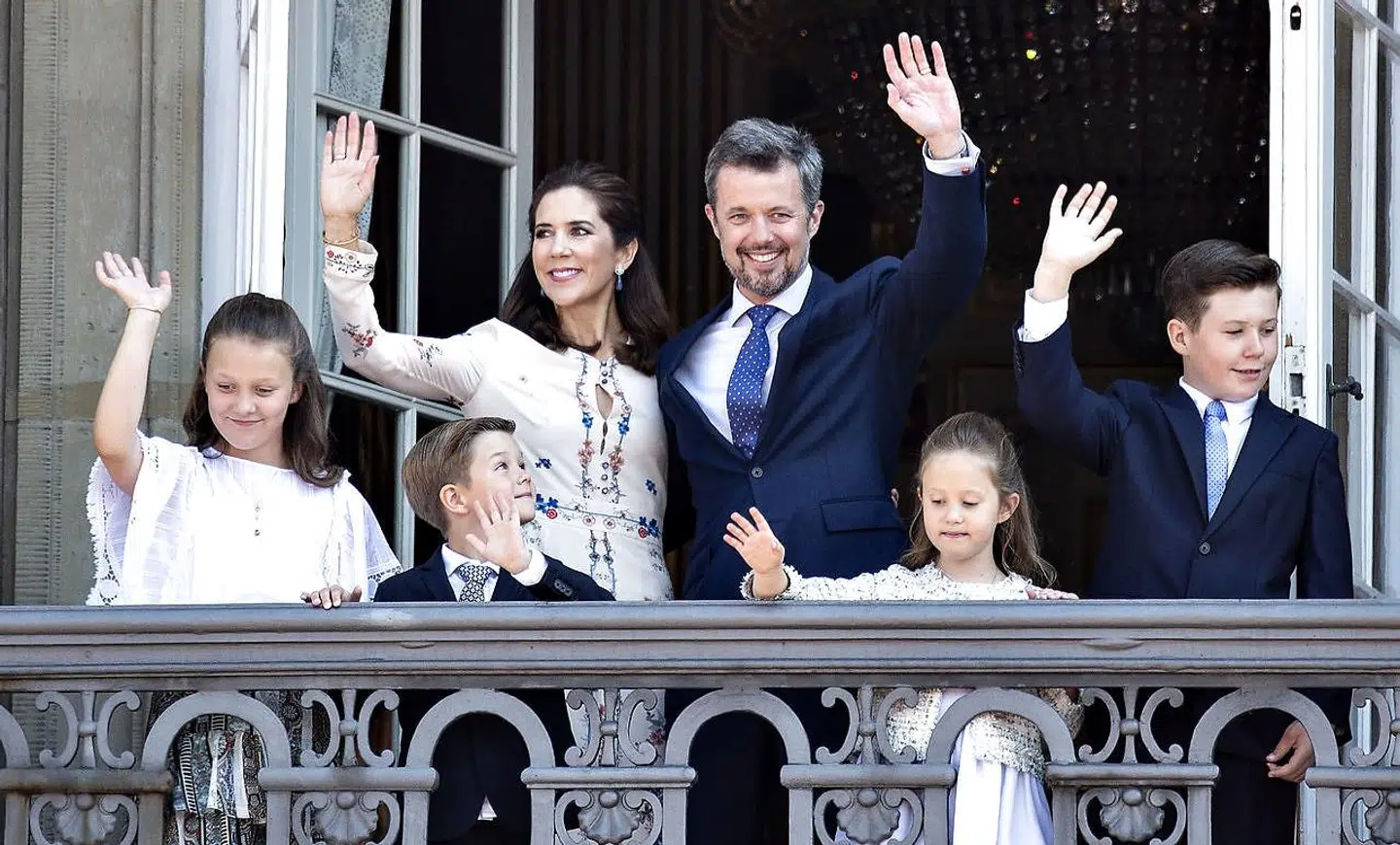 Kronprins Frederik og den kongelige familie vinker fra balkonen på Amalienborg Slot i anledning af kronprinsens 50 års fødselsdag, lørdag den 26. maj 2018.
