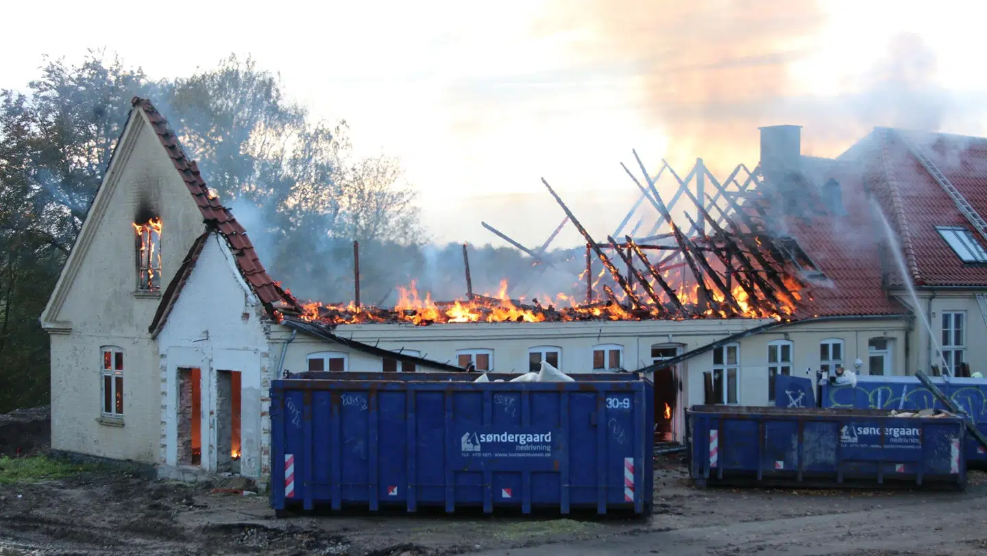 En gammel skole i Lejre står lørdag morgen i flammer.