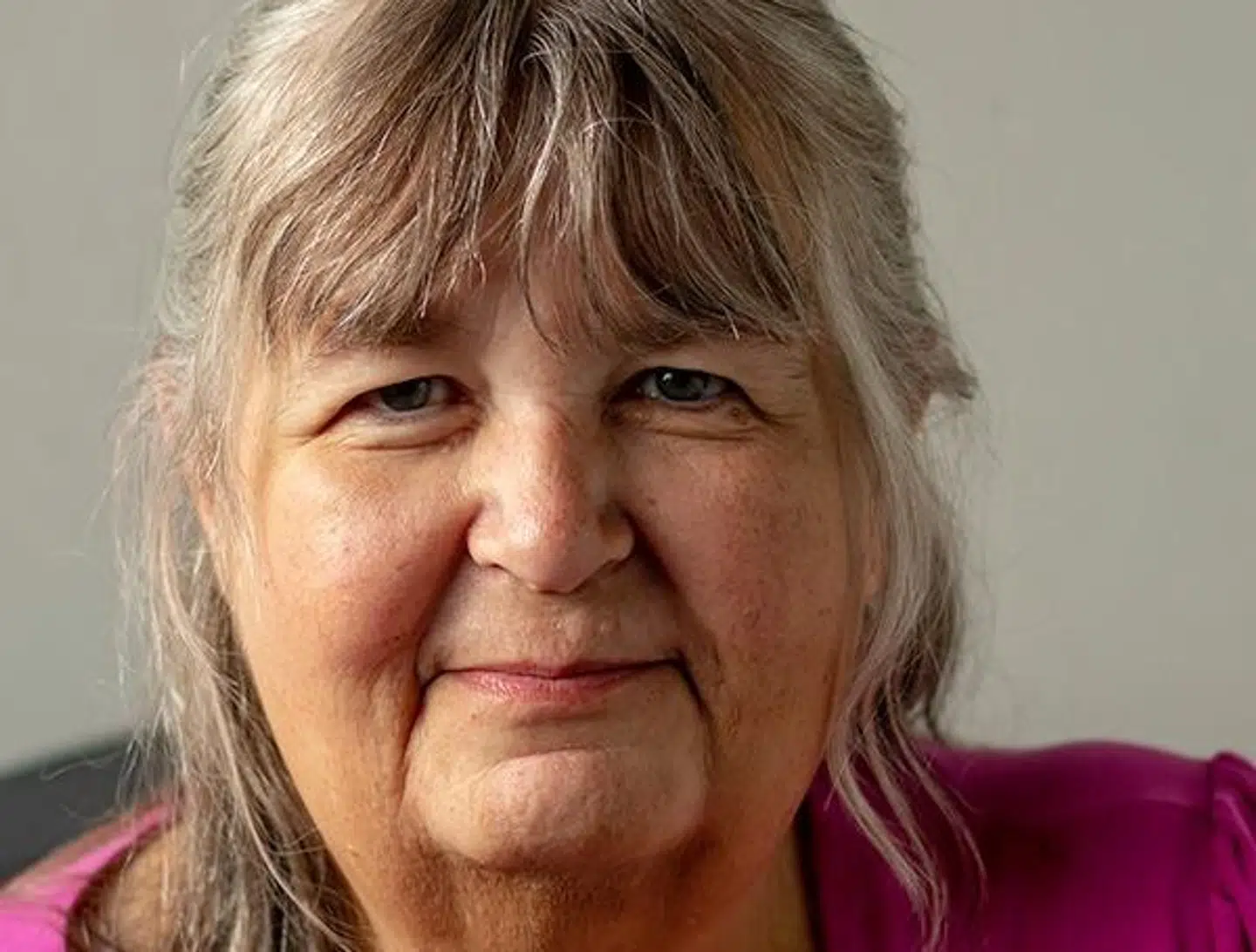 Helle må handle i sin lokale Brugsen-butik, fordi det er besværligt at tage for langt væk. Det koster hende dyrt, siger hun.