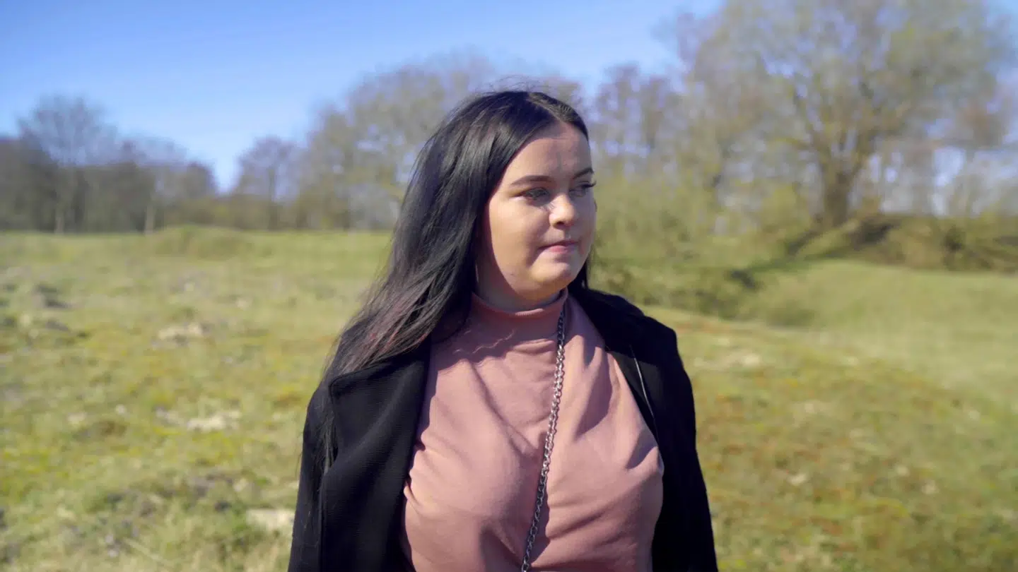 Sarah Midling var Emilie Mengs bedste veninde. Her besøger hun for første gang det sted, hvor Emilie Meng blev fundet.