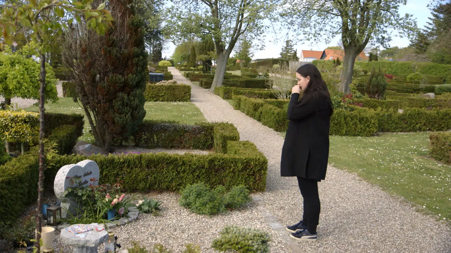Sarah Midling besøger veninden Emilie Mengs grav i dokumentaren 'Emilie Meng – en efterforskning går galt'.