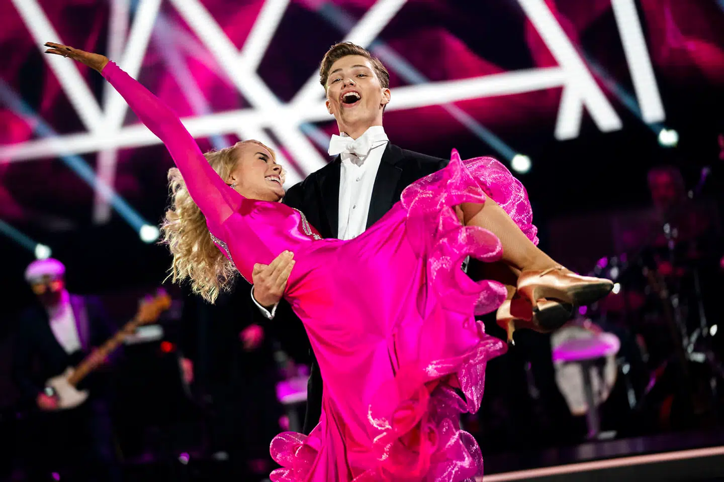 Oscar Bjerrehuus og Asta Björk dansede en flot quickstep og kom videre til næste runde.