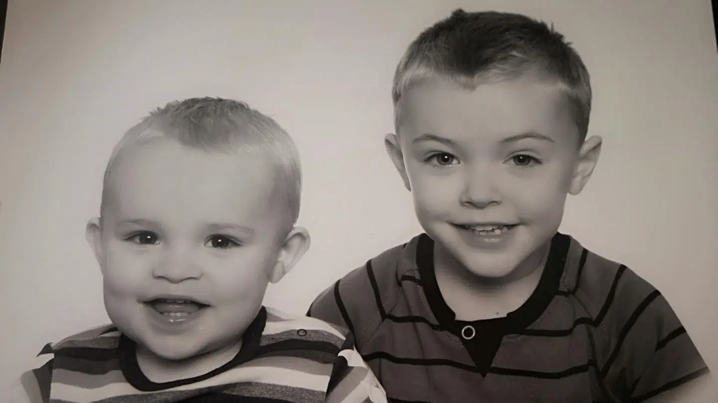 Arret i Noahs (th) panden er ikke at finde her på billedet, hvor han sidder sammen med sin lillebror.