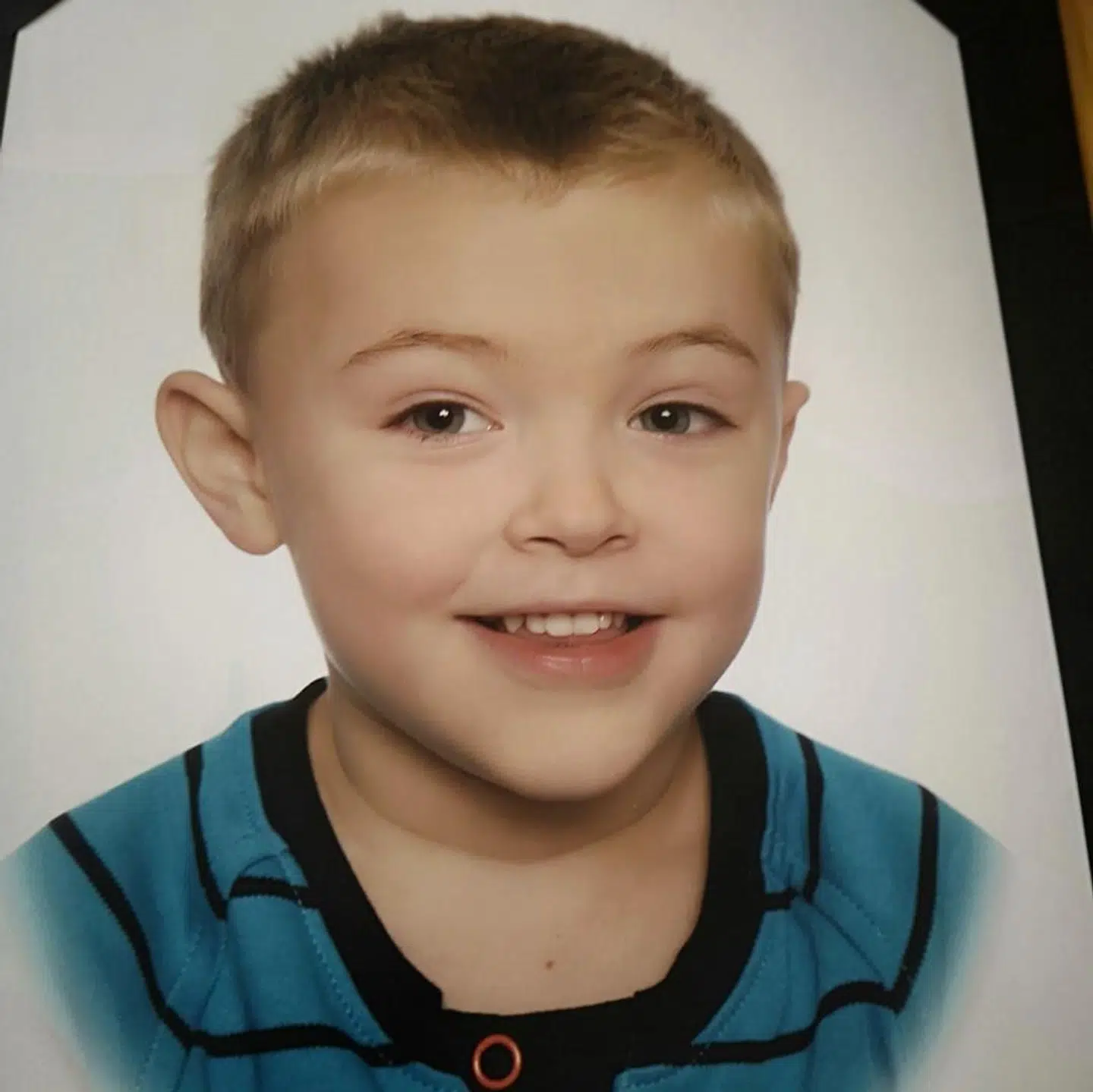 På et andet billede taget samme dag er arret også redigeret væk.