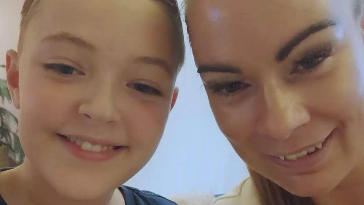 Her ses den i dag 12-årige Noah sammen med sin mor, Maja.