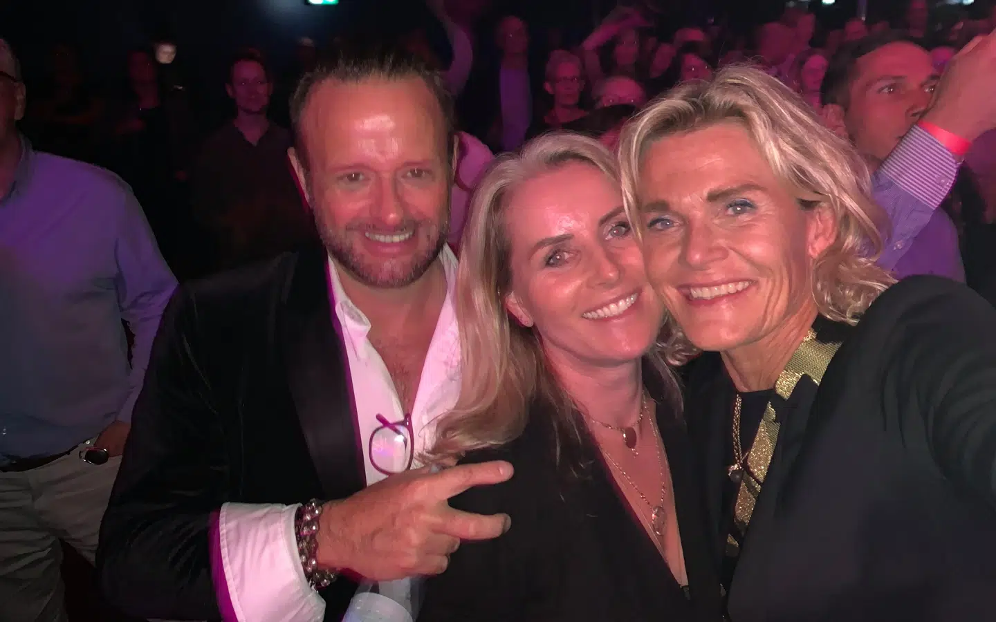 Sådan ser det nye par ud med Charlotte Bøving til højre, Christina Jørgensen i midten og deres fælles ven Dennis Knudsen til venstre.